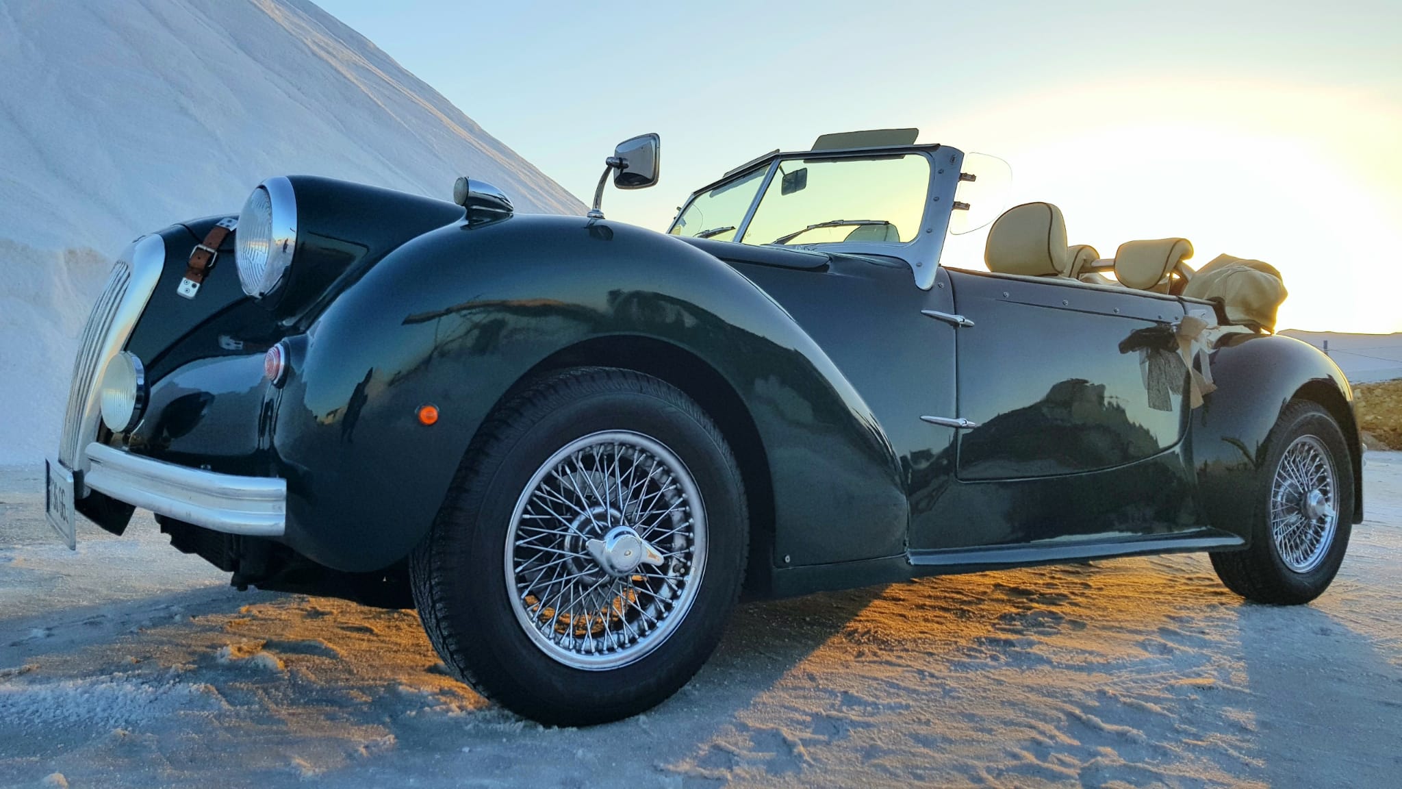 Roadster verde inglés en salinas al amanecer