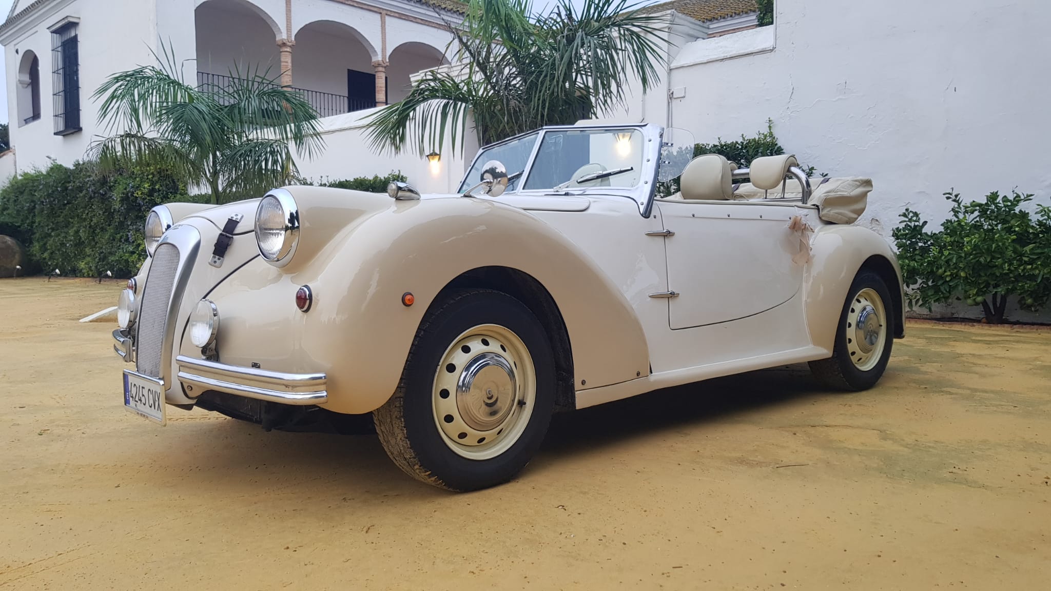 Autos con Encanto — descapotable clásico crema listo para tu evento